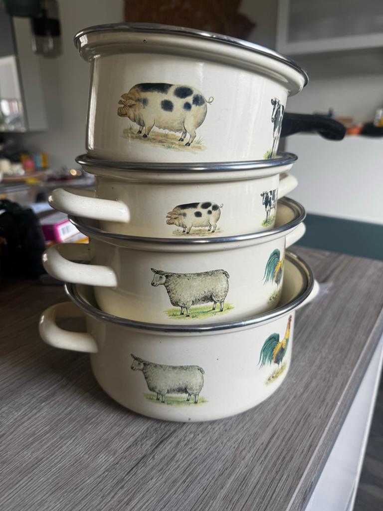 Set van 4 emaille pannen met boerderijdieren, Ophalen, Zo goed als nieuw, Overige materialen, Pannenset