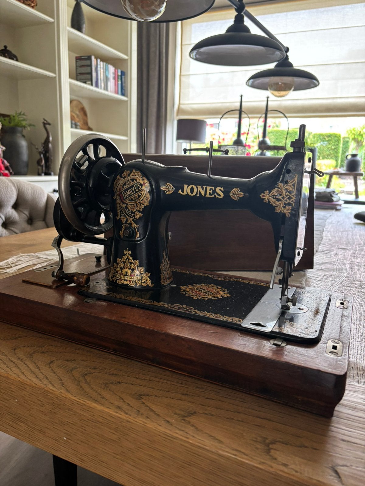 Oud Engels han naaimachine van het merk Jones, Ophalen