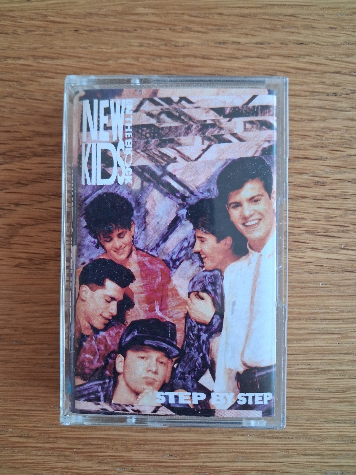 CASSETTE BANDJE NEW KIDS ON THE BLOCK STEP BY STEP!, Ophalen of Verzenden, Zo goed als nieuw, 1 bandje, Origineel