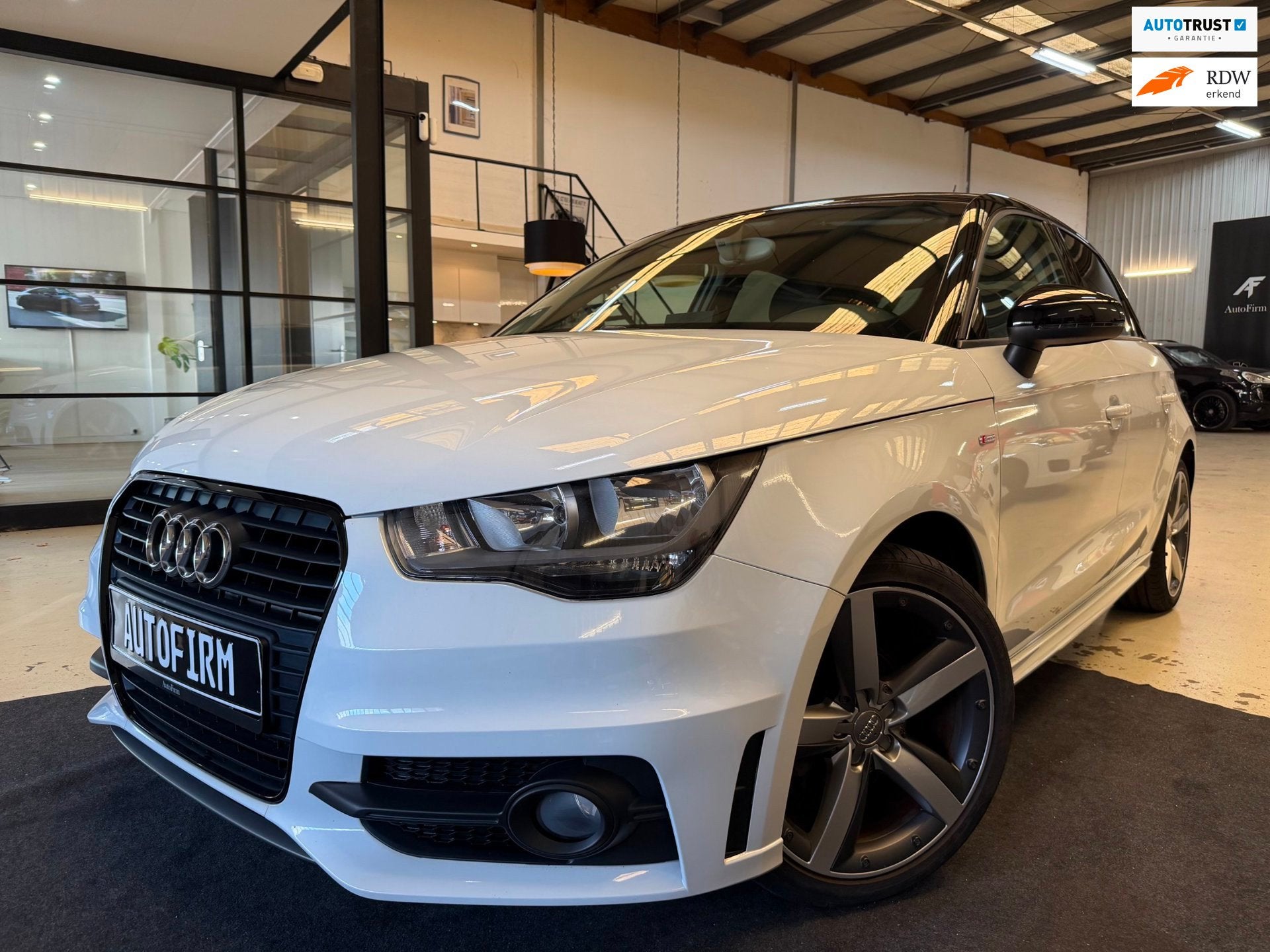 Audi A1 Sportback 1.2 TFSI S-line Dealer onderhouden Garanti, Voorwielaandrijving, Zwart, 4 cilinders, 4 stoelen