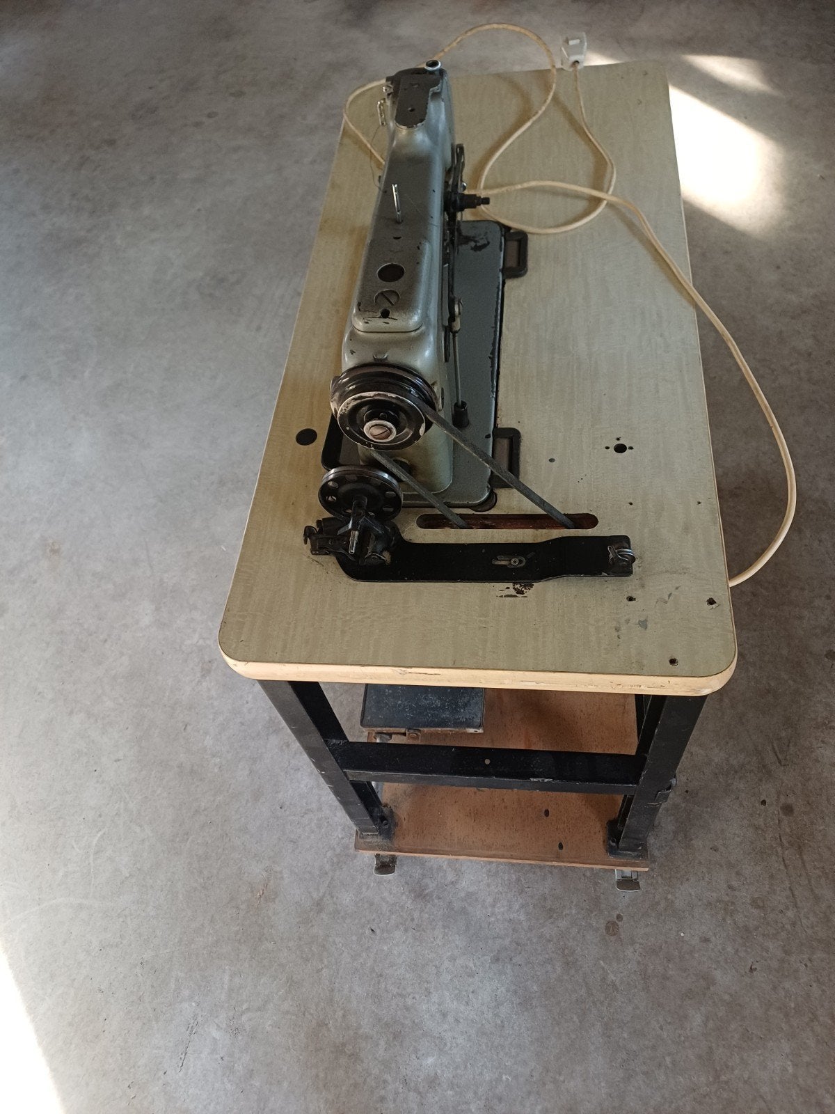 Industriële werkende naaimachine, Antiek en Kunst, Antiek | Naaimachines, Ophalen