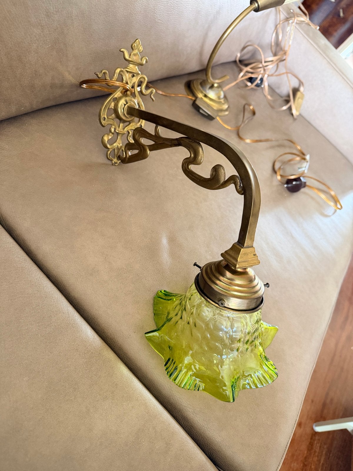 Antiek bronzen wandlampje met groen glazen kapje, Antiek en Kunst, Ophalen of Verzenden