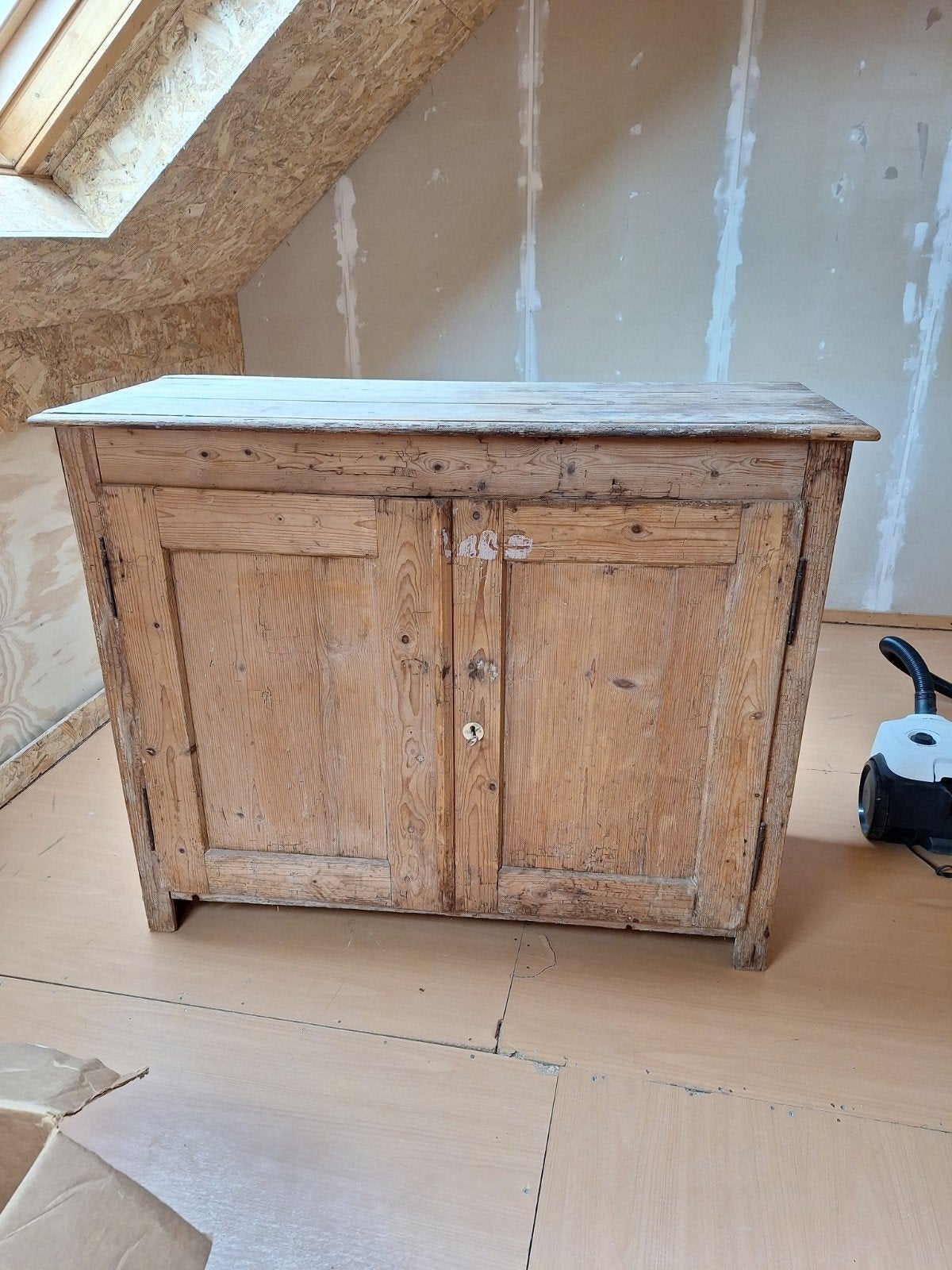 Vintage houten kastje met 2 deuren en plank, Antiek en Kunst, Ophalen