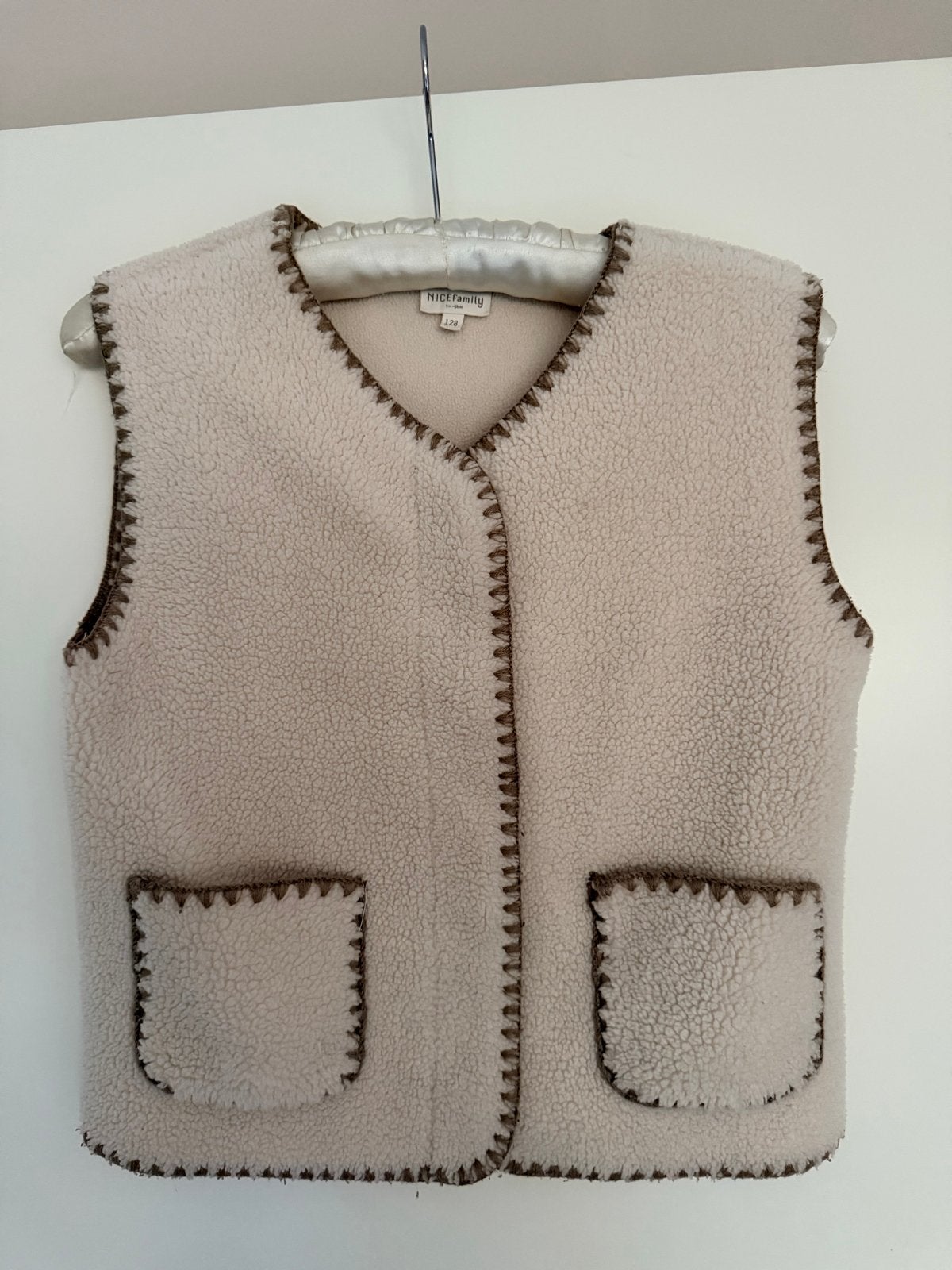 NICEFamily teddy gilet maat 128, Ophalen of Verzenden, Zo goed als nieuw, Jongen of Meisje, Trui of Vest