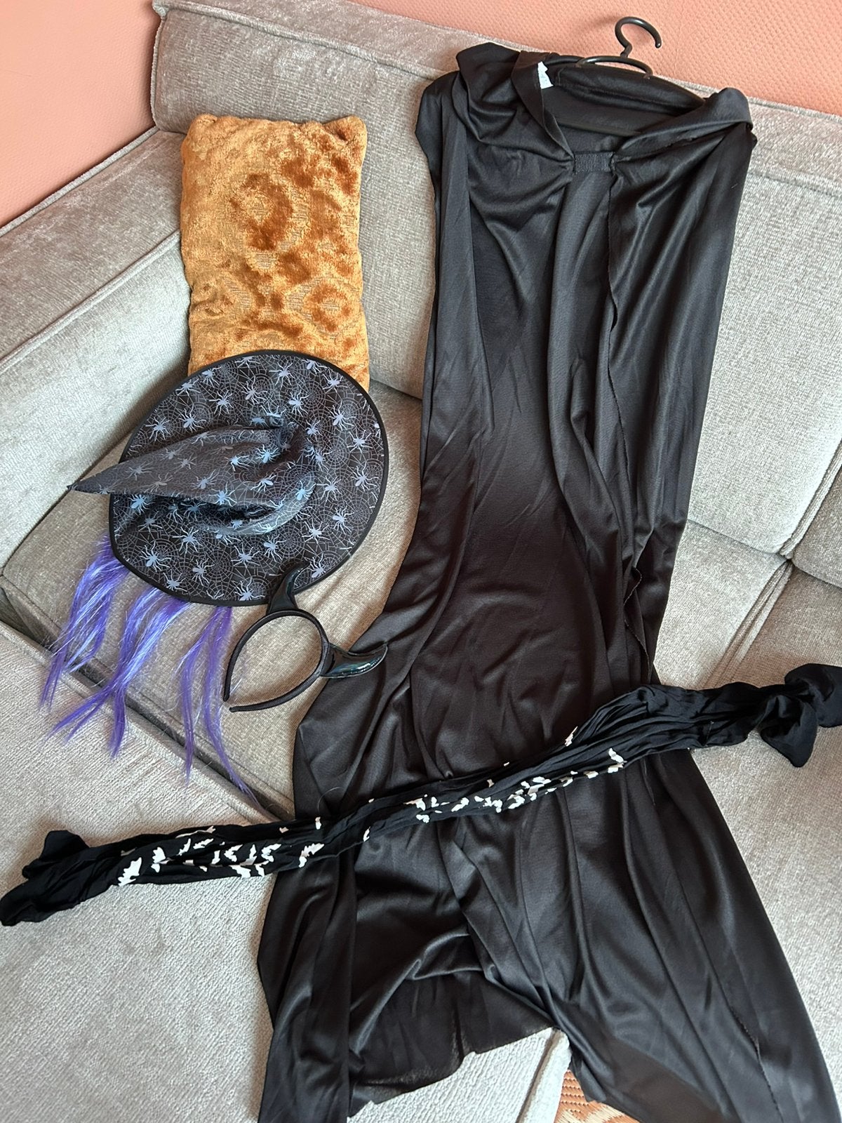 Halloweenset 4 dl.; cape, diadeem hoorntjes, panty, muntmuts, Ophalen of Verzenden, Zo goed als nieuw, Maat 36 (S), Accessoires