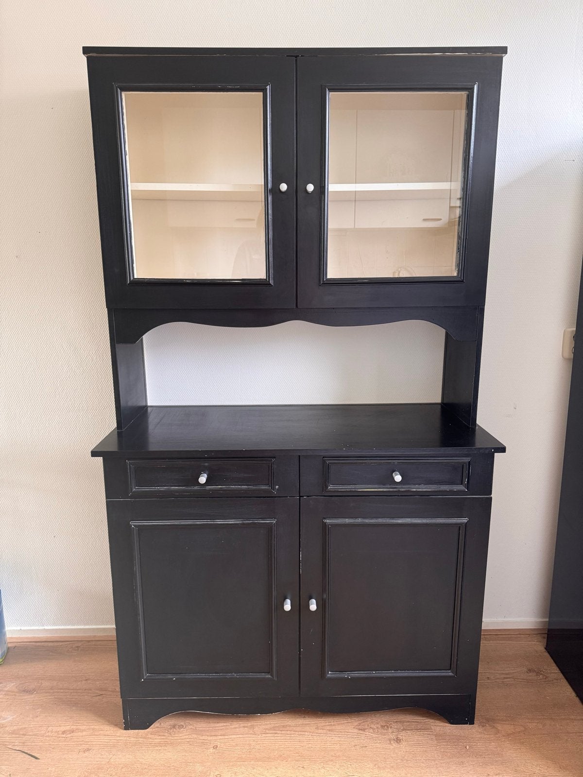 Zwart dressoir met vitrinekast, Ophalen, Gebruikt, 100 tot 150 cm, Met lade(s)
