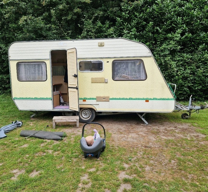 Gezellige caravan met voortent - Ideaal voor vakanties!, Caravans en Kamperen, Particulier, 5 tot 6 meter, Standaardzit, Vast bed