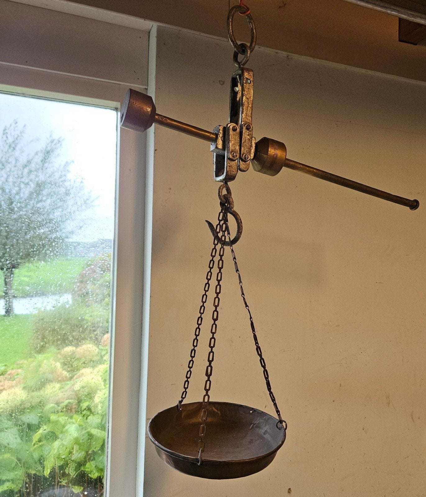 Antieke koperen weegschaal, Ophalen