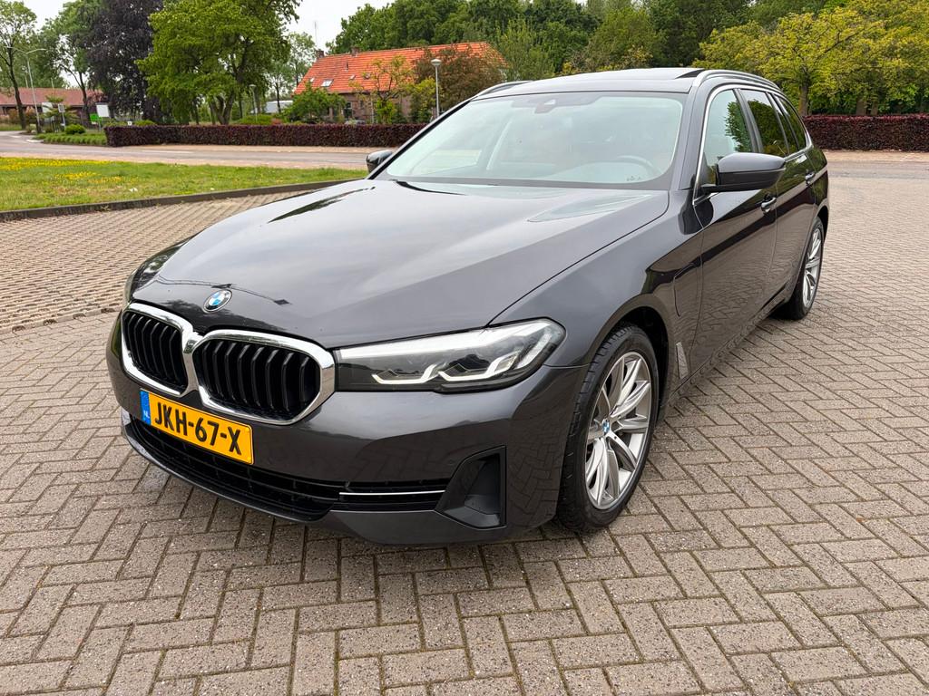BMW 5-serie Touring 530e Business Edit Pano/TrekH. Zeer mooi, 1998 cc, Gebruikt, 4 cilinders, Hybride Elektrisch/Benzine