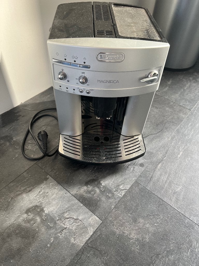DeLonghi Magnifica Koffiemachine, Ophalen, 10 kopjes of meer, Koffiemachine, Zo goed als nieuw