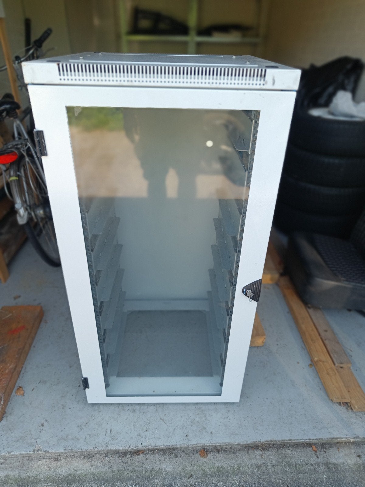 SAREL 19 inch serverkast / netwerkkast met glazen deur, Computers en Software, Serverkasten, Ophalen