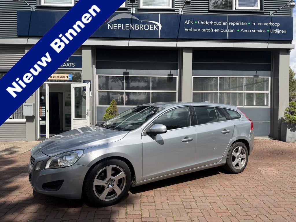 Volvo V60 2.0 D3 Momentum Bj 2012 Navi,trekhaak,clima,16inch, Auto's, Volvo, Euro 5, Gebruikt, Diesel, 165 pk