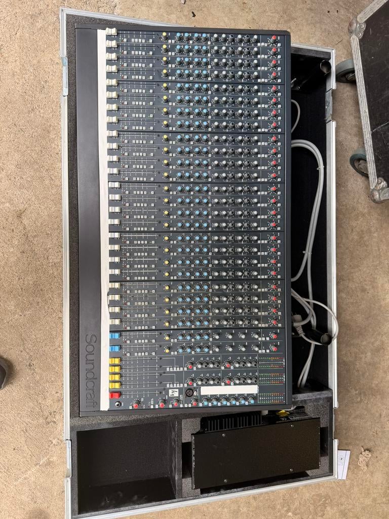 Te koop nette Soundcraft K1 mengtafel, Ophalen, Zo goed als nieuw, 20 kanalen of meer