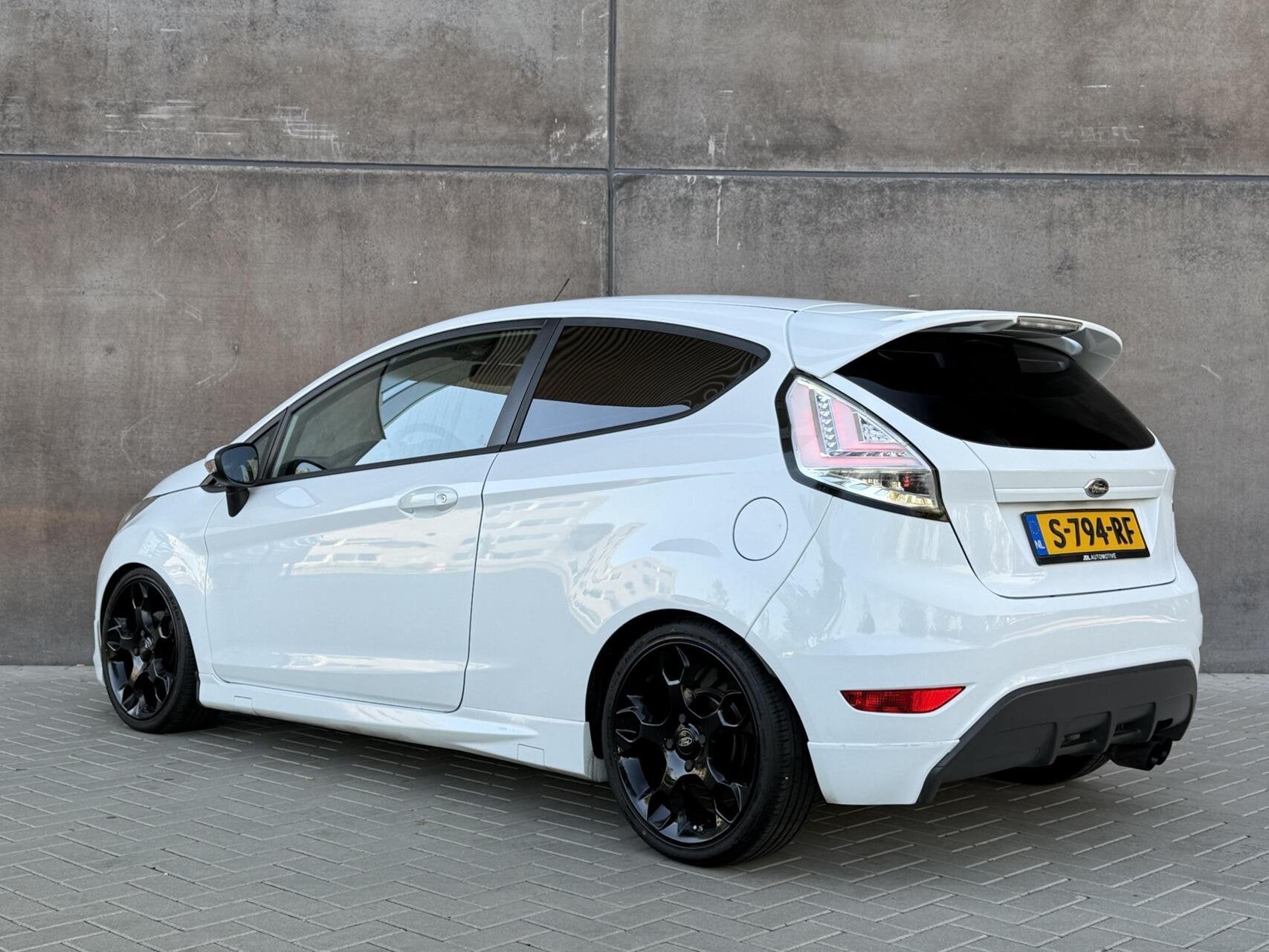 Ford Fiesta 1.6 Metal | Premium audio | Leder | APK 03-2027, Auto's, 135 pk, Gebruikt, 4 cilinders, Wit