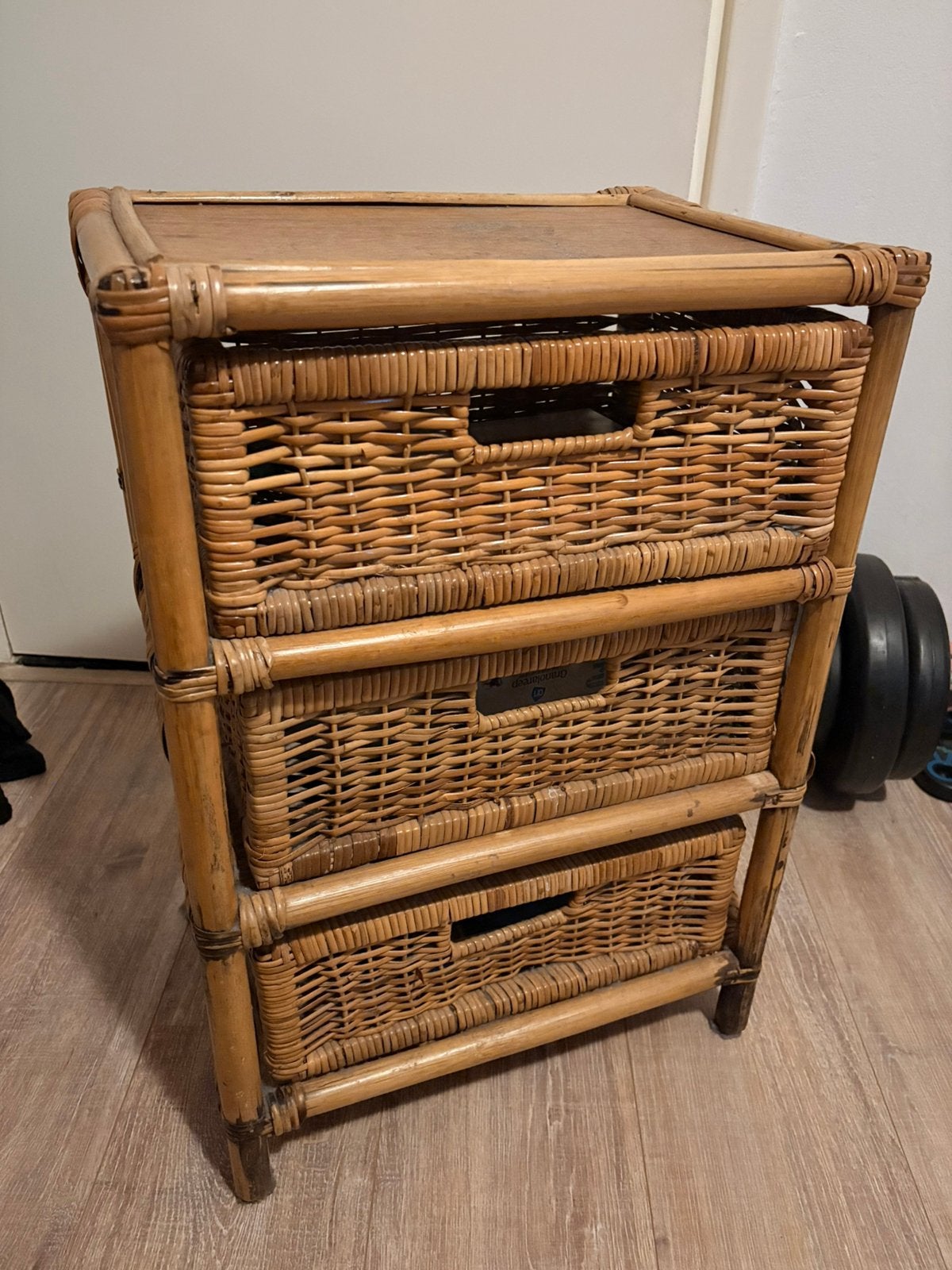 Rotan nacht/ladekast, Ophalen, Minder dan 50 cm, Gebruikt, 3 of 4 laden