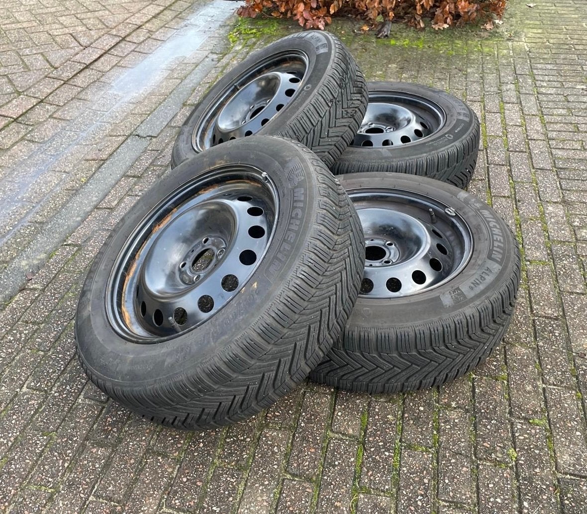 Winterbanden 205/60 R16 met wieldoppen - Michelin Alpin 6, Auto-onderdelen, Ophalen, Gebruikt, 16 inch, Banden en Velgen