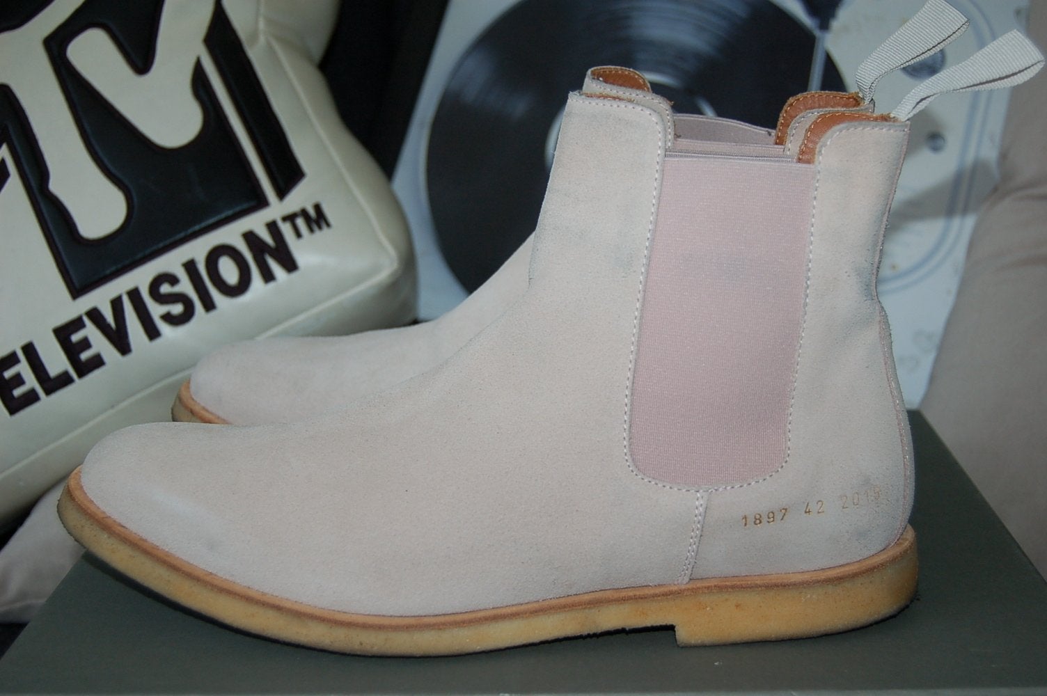Common Projects Chelsea Boots - Beige Suède maat 42, Kleding | Heren, Overige kleuren, Boots, Ophalen of Verzenden, Gedragen