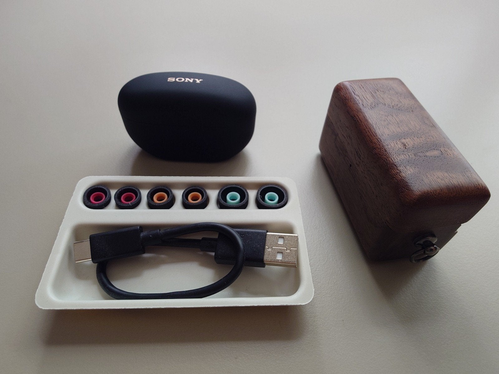 Sony WF-1000XM5 met houten oplaadcase, Audio, Tv en Foto, Koptelefoons, In-ear, Zo goed als nieuw, Sony, Zwart