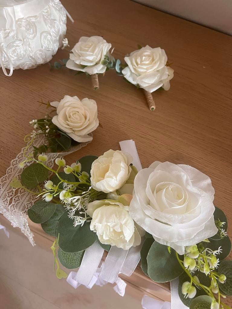 Bruiloft decoratie set: corsages, polscorsages, ringkussen, Ophalen of Verzenden, Zo goed als nieuw, Wit, Accessoires