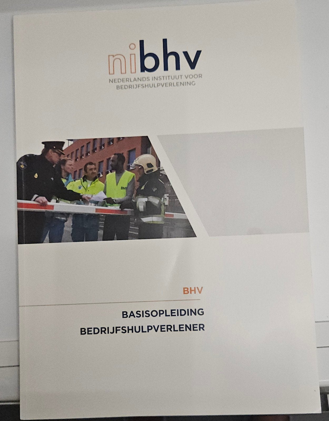 BHV Basisopleiding Bedrijfshulpverlener Boek, Ophalen of Verzenden, Zo goed als nieuw, Overige niveaus, NIBHV