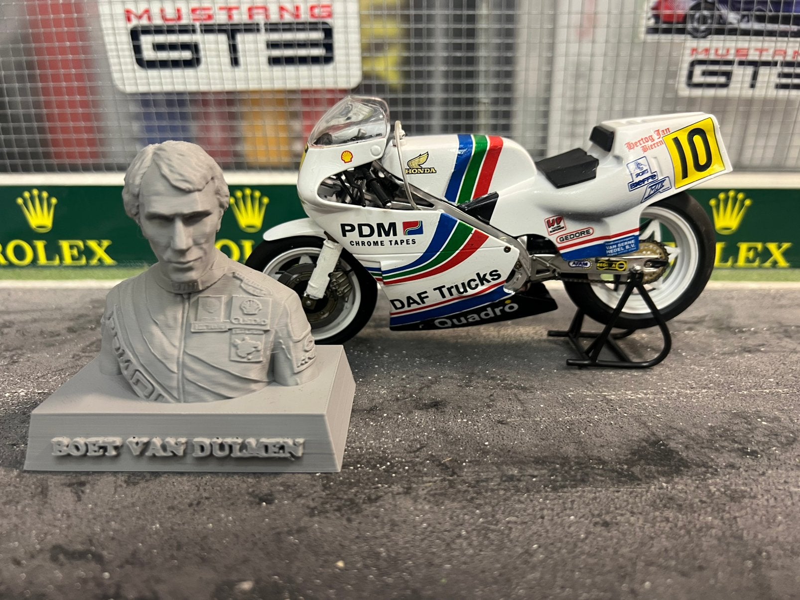 Boet van Dulmen 1:12 motor en beeldje Honda of Suzuki, Overige merken, Ophalen of Verzenden, Zo goed als nieuw, Groter dan 1:32