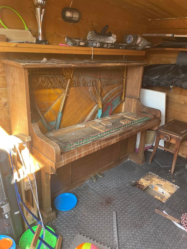 Gratis piano voor onderdelen / hout, Muziek en Instrumenten, Ophalen, Gebruikt, Bruin, Piano