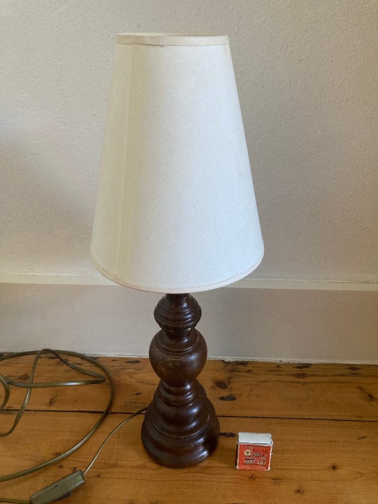 Eenvoudig landelijk houten rank tafellampje wit smal kapje, Huis en Inrichting, 43 cm, Met kap, Landelijk, E27 (groot)