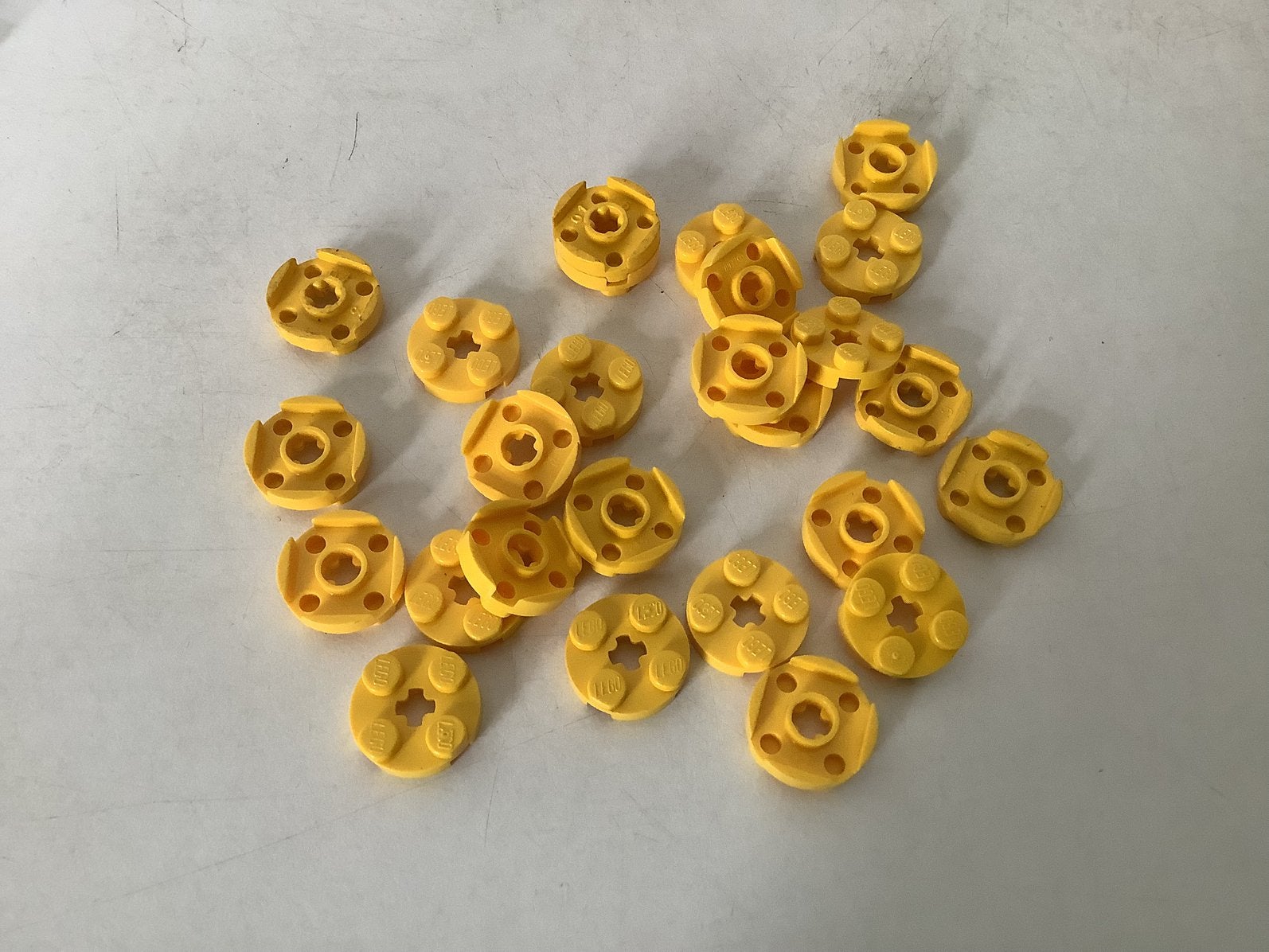 Lego plaat 2x2 rond met asgat geel, Ophalen of Verzenden, Gebruikt, Losse stenen, Lego