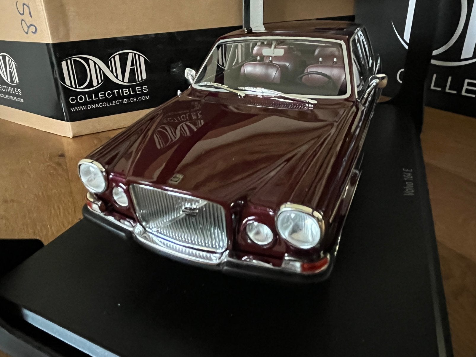 Volvo 164 E | DNA Collectibles | 1:18 | limited Edition, Hobby en Vrije tijd, Modelauto's | 1:18, Ophalen of Verzenden, Nieuw
