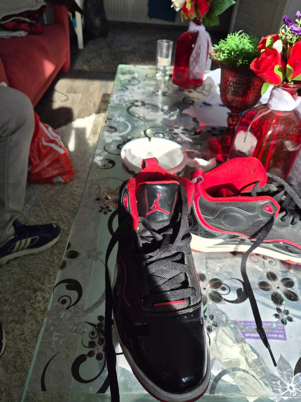 Zwarte en rode Jordan sneakers, Zwart, Ophalen of Verzenden, Sneakers of Gympen, Gedragen