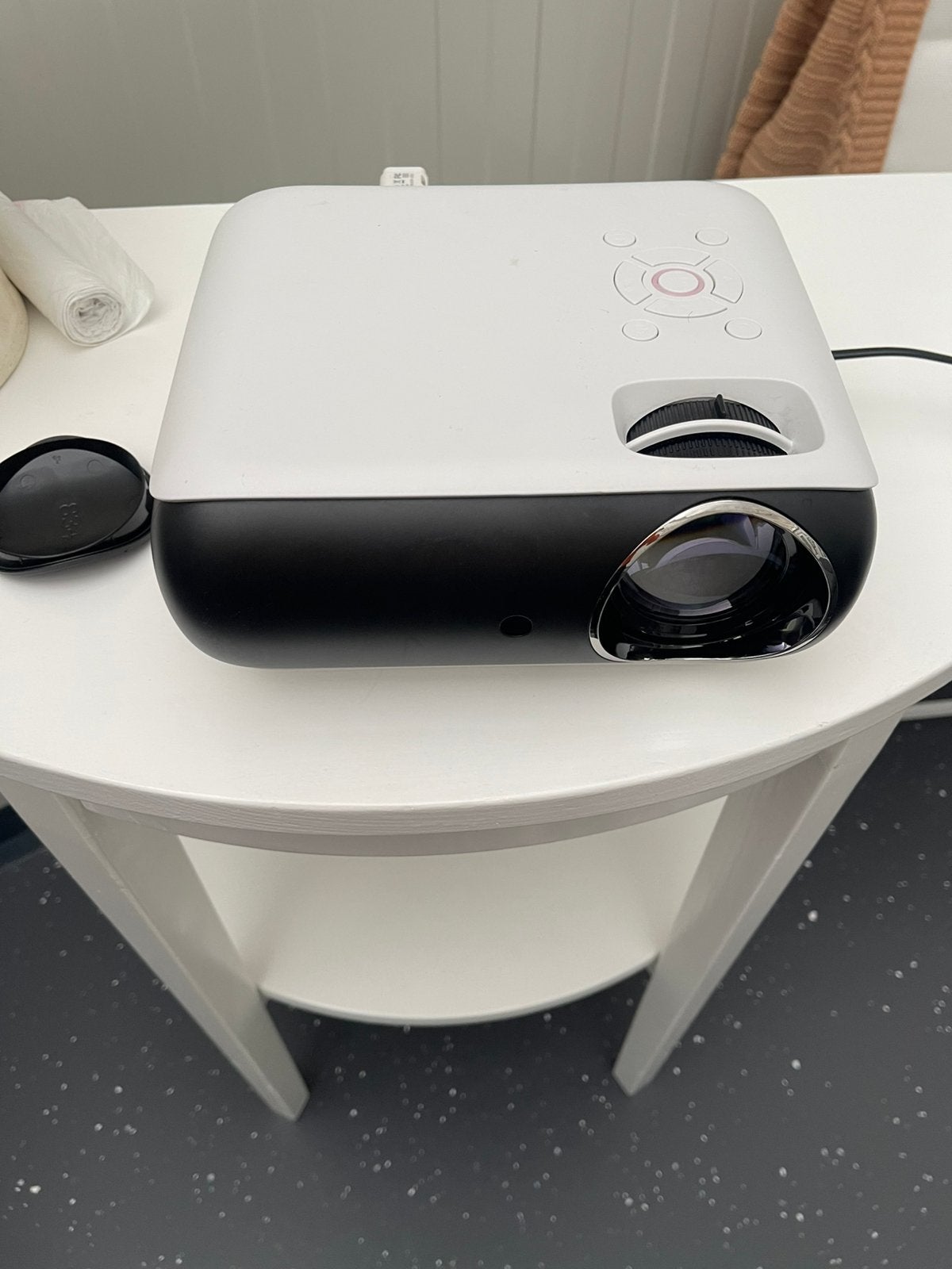 Een prachtige bioscoop set te koop.Beamer,scherm en soundbar, Ophalen, Zo goed als nieuw, LED