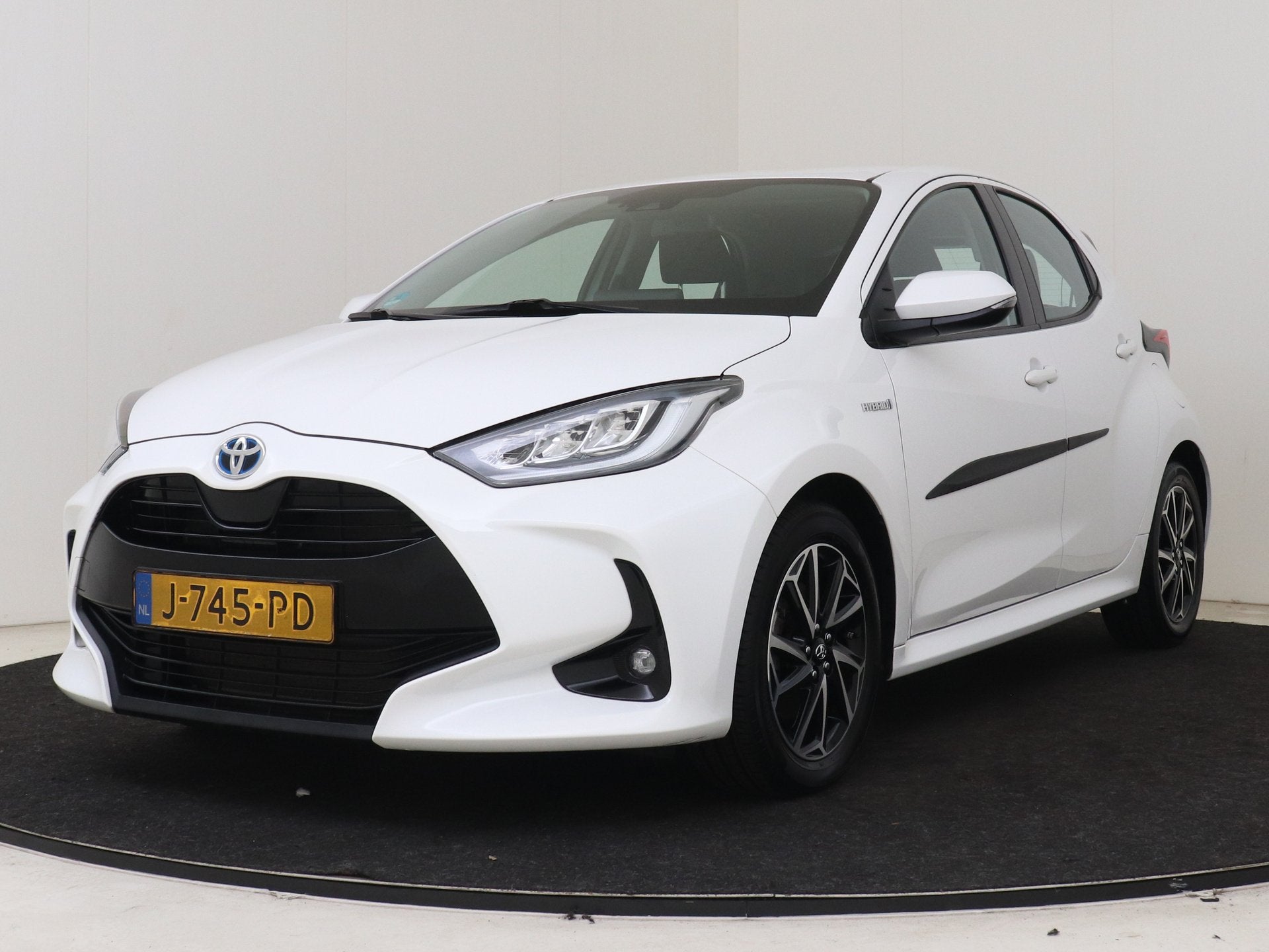 Toyota Yaris 1.5 Hybrid First Edition | BTW voertuig | Navig, Gebruikt, Bedrijf, Hybride Elektrisch/Benzine, 3 cilinders