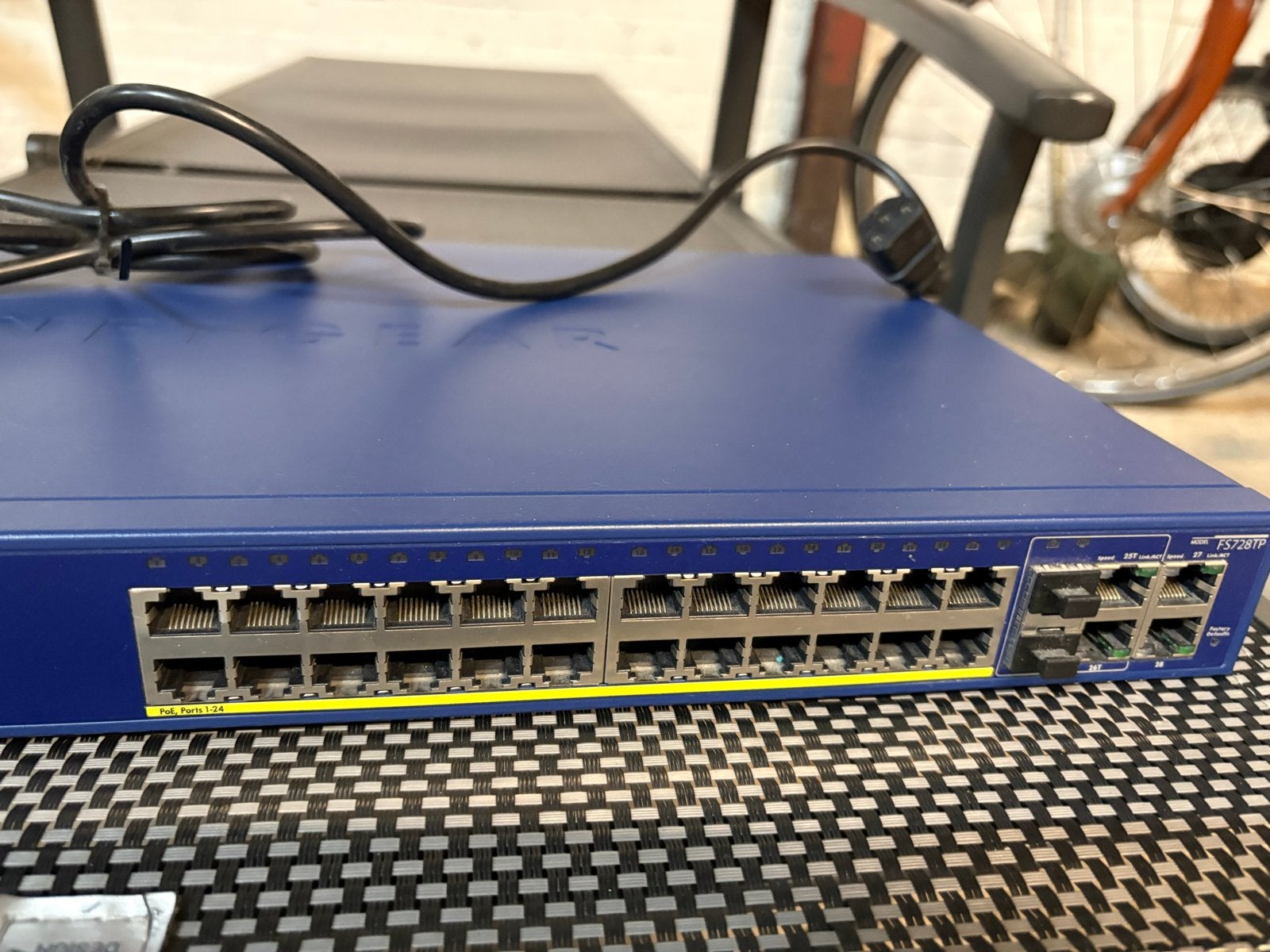 NETGEAR FS728TP V2H1 24-poorts Fast Ethernet PoE Switch, Computers en Software, Ophalen, Gebruikt
