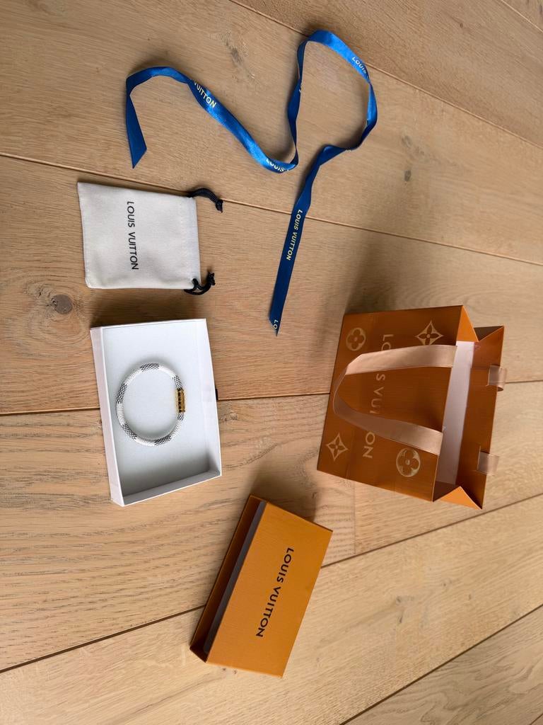 Louis Vuitton Armband met tasje en doos, Ophalen of Verzenden, Zo goed als nieuw, Wit, Overige materialen