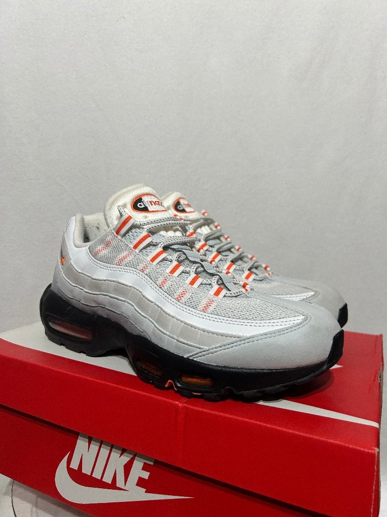 BIJNA NIEUW! Maat 42,5 - Nike Air Max 95 Wolf Grey Orange, Overige kleuren, Verzenden, Nike, Nike