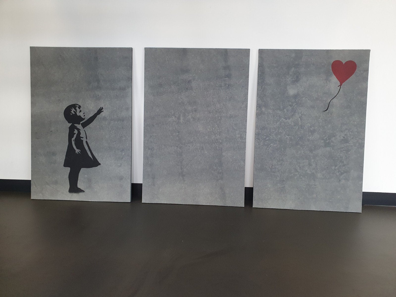 3-luik Banksy Stijl Kunstwerk op Betonpanelen - 60x90cm, Ophalen