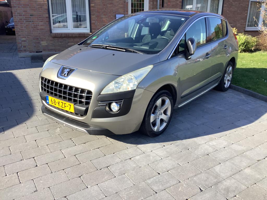 Zeer nette Peugeot 3008 met NIEUWE MOTOR, Voorwielaandrijving, Stof, 1600 cc, Navigatiesysteem