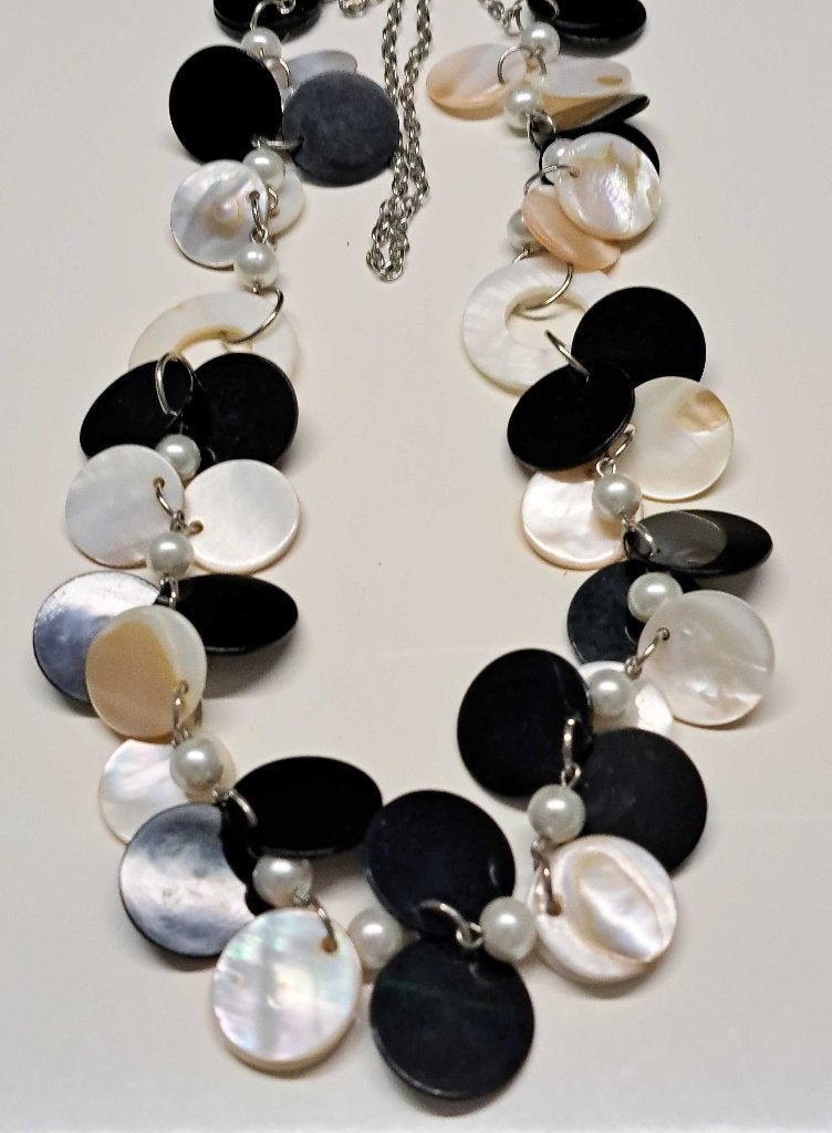 zwart wit parelmoer schelp ketting met pareltjes handgemaakt, Ophalen of Verzenden, Nieuw, Wit, Steen of Mineraal