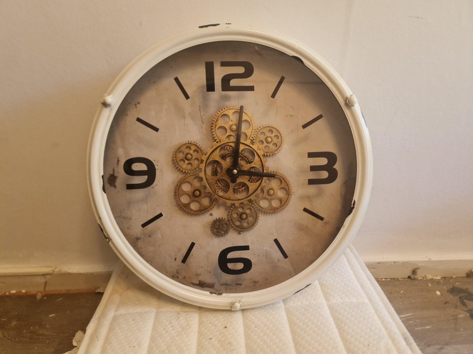 Witte wandklok met koperen tandwielen - 35 cm, Ophalen of Verzenden