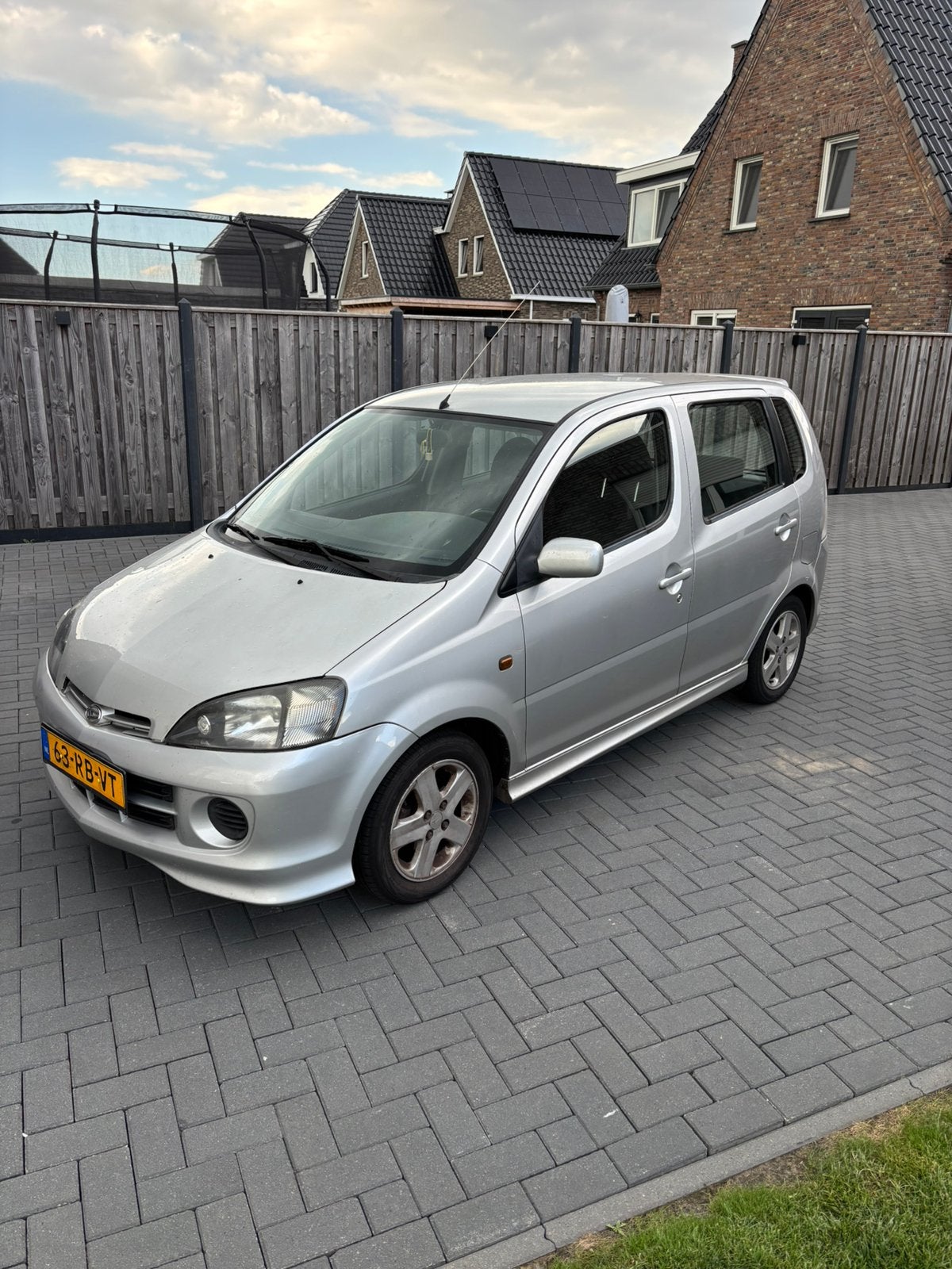Daihatsu YRV 1.3 S 2005 Grijs   1 jaar APK vraagprijs 750 €, Auto's, Daihatsu, 31 €/maand, 4 cilinders, 4 stoelen, Origineel Nederlands