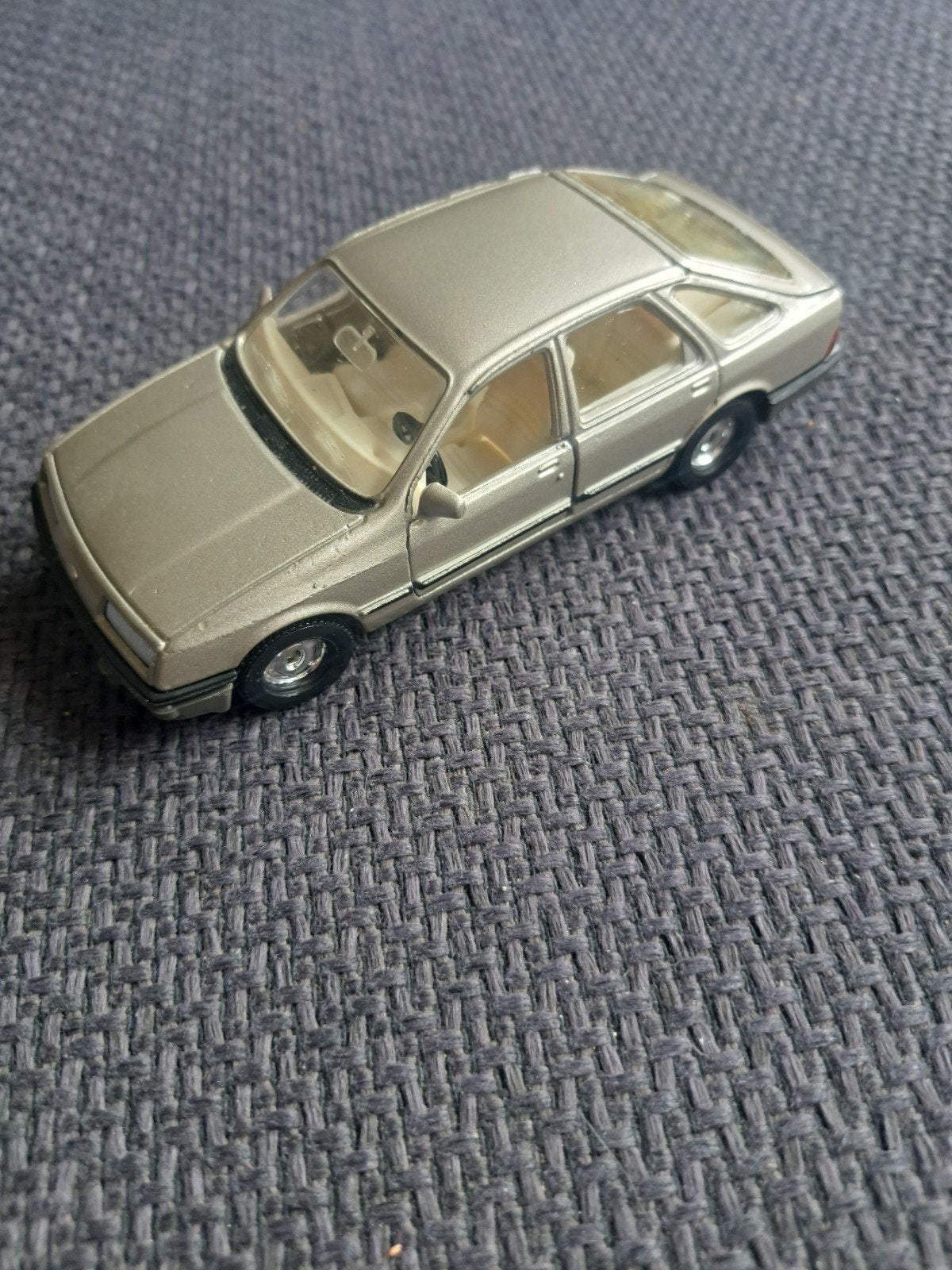 Corgi toys model ford Sierra 2.3 ghia, Corgi, Gebruikt, Auto, Ophalen of Verzenden