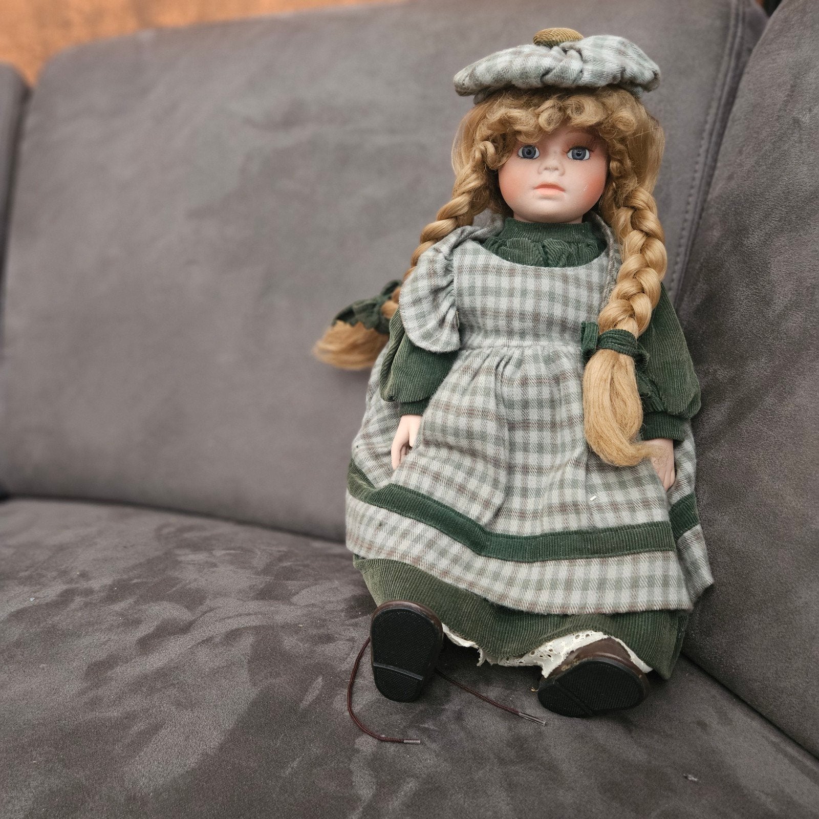 Vintage porseleinen pop met geruite jurk en vlechten, Verzamelen, Ophalen, Gebruikt, Pop
