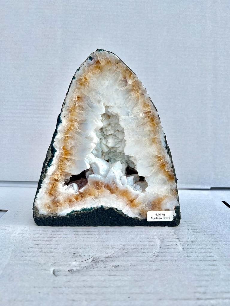 geode - 4.40kg met witte kristal punten
