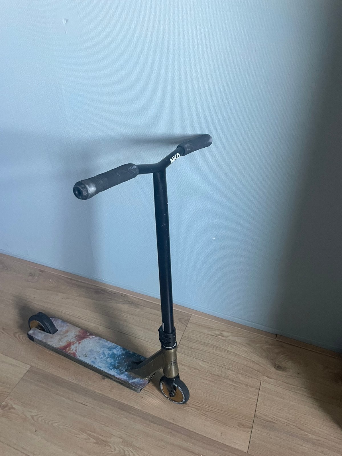 NKD Stuntstep Zwart/Goud – prima staat, Fietsen en Brommers, Steps, Ophalen, Gebruikt, Gewone step