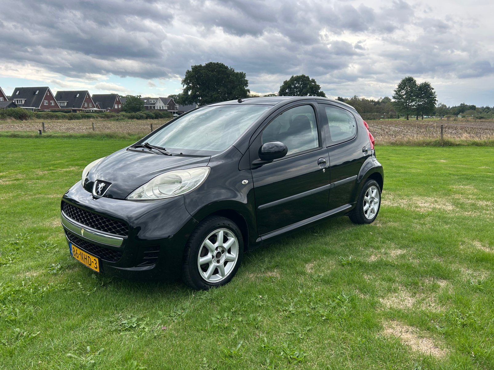 Peugeot 107 1.0 12V 5DR 2010 Zwart Nieuwe Apk, Auto's, Voorwielaandrijving, Stof, Zwart, 4 stoelen