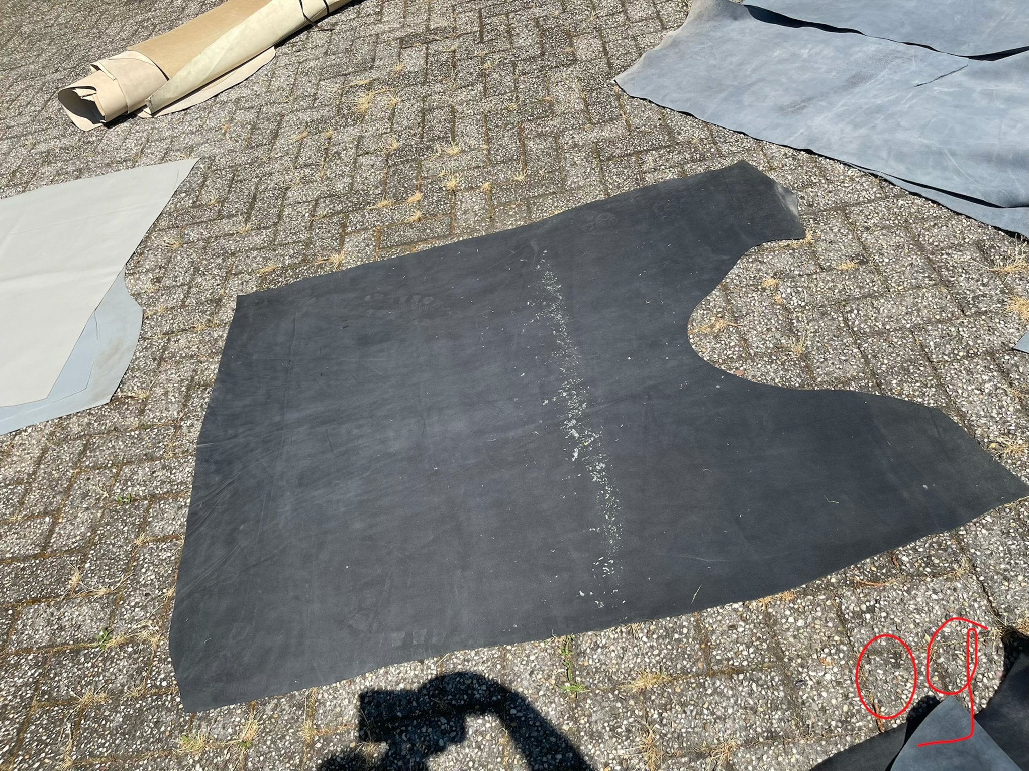 Groot stuk suède zwart leer - ca. 1,7 m², Hobby en Vrije tijd, Stoffen en Lappen, Gebruikt, 120 cm of meer, Zwart, Leer of Kunstleer