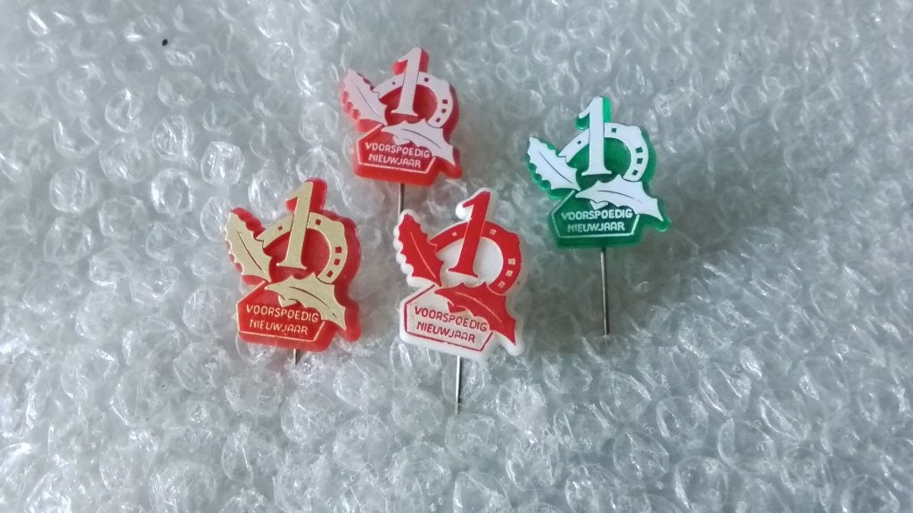 4 verschillende speldjes voorspoedig Nieuwjaar, Verzamelen, Speldjes, Pins en Buttons, Ophalen of Verzenden, Zo goed als nieuw