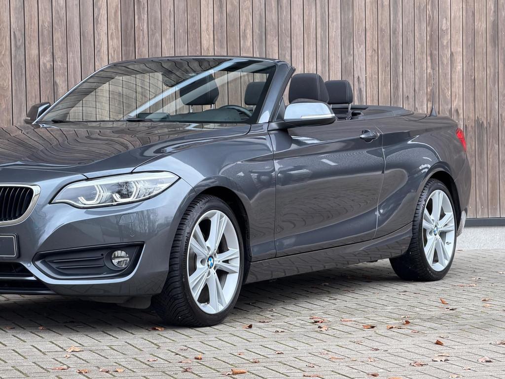 BMW 2-serie Cabrio 220i Executive / H&K / Stuurverwarming /, Auto's, Automaat, 1998 cc, Gebruikt, Zwart