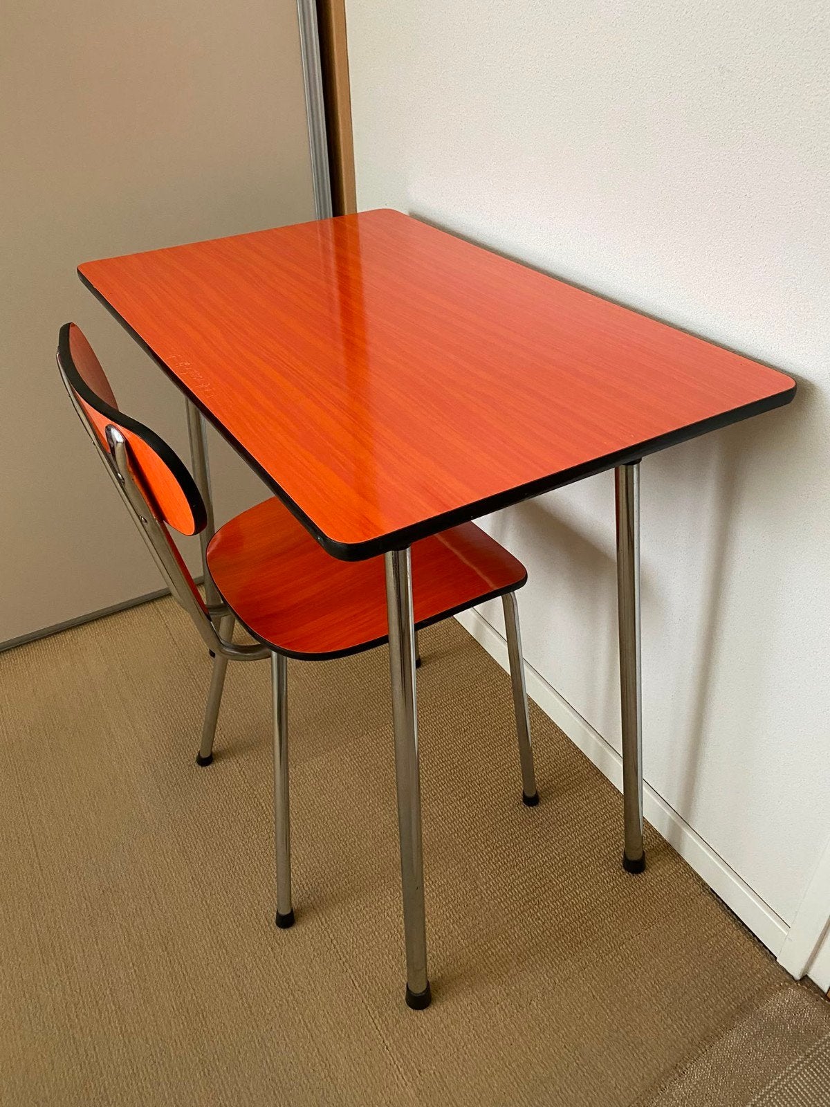 Vintage oranje tafel met stoel - compact en stijlvol, Huis en Inrichting, Tafels | Eettafels, Minder dan 50 cm, Gebruikt, 50 tot 100 cm