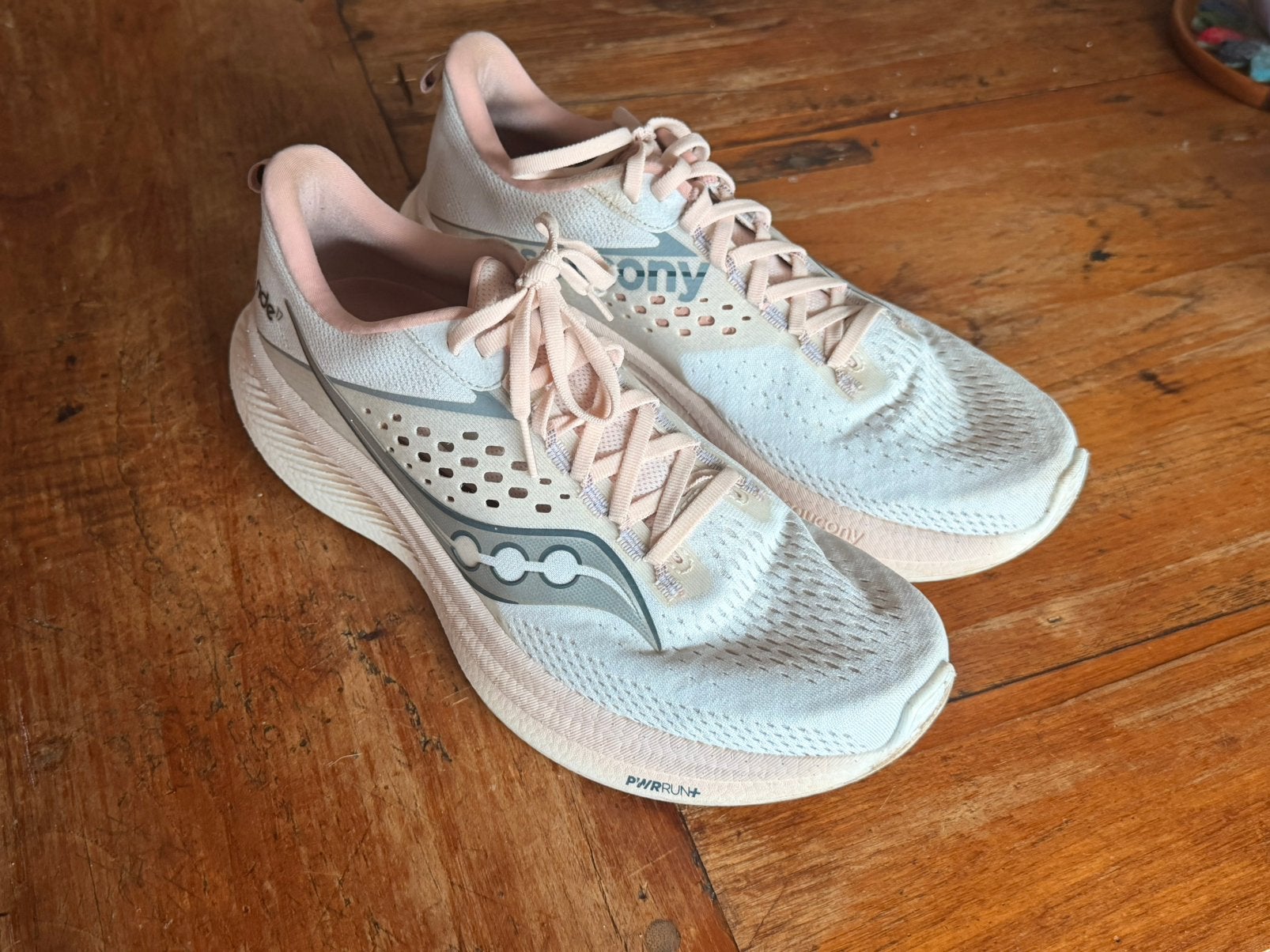 Saucony Ride 17 dames hardloopschoenen maat 44 White/Lotus, Sport en Fitness, Loopsport en Atletiek, Zo goed als nieuw, Hardloopschoenen